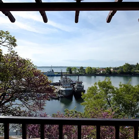 House Diona Πανσιόν 3*